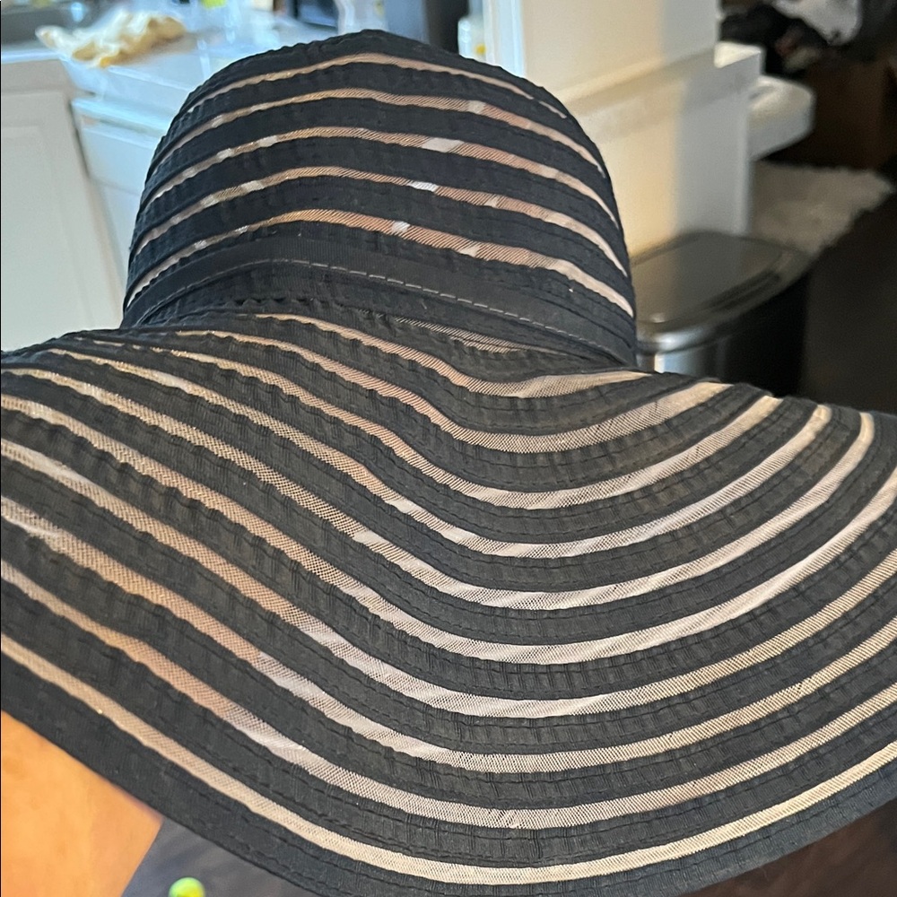 Wide-Brim Sun Hat in Blue and White Stripe like new